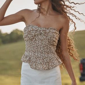 Top court à bretelles sans bretelles à imprimé floral inspiré de la plage de style occidental, à volants, de haute qualité, 100% rayonne - Product Image 2