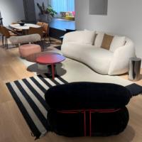 Canapé deux places moderne en velours crème, design compact pour petit espace, appartement, villa, salon, assise profonde, structure en bois massif, ensemble de canapés
