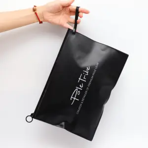 Tas ritsleting plastik hitam matte mewah kualitas tinggi dengan cetakan logo untuk pakaian garmen penyimpanan kaus kantong ziplock