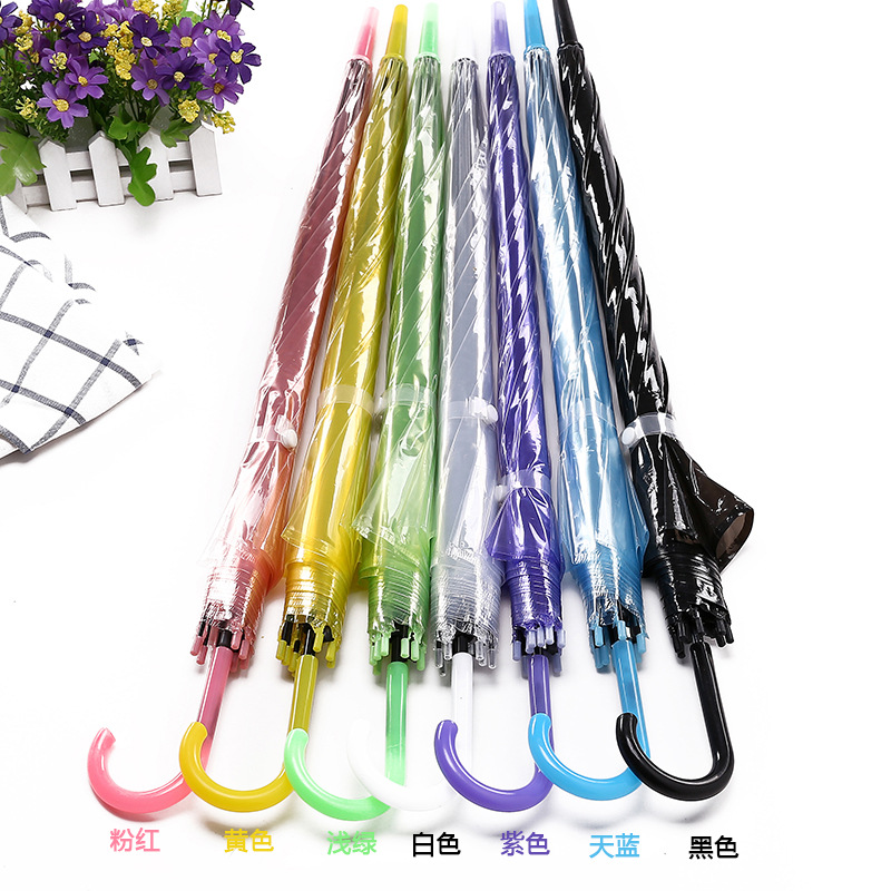 Le parapluie transparent ne prend pas la couleur des cheveux au hasard