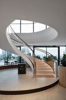 Escalier courbé avec plaque de base courbée, poutre courbée avec support inférieur, structure stable