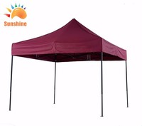 Les auvents pare-soleil pliables avec logos personnalisés sont fabriqués en polyester double face.
