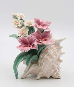 Vaso in <span class=keywords><strong>Ceramica</strong></span> Personalizzato, Regalo in Fine Porcellana con Fiori di Orchidea Rosa e Narciso in Figurina a Forma di Conchiglia - Product Image 1