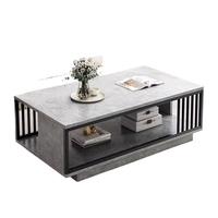Table d'appoint de style avec plateau en verre et pieds en métal pour salon