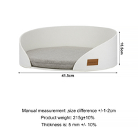 Lit pour chat semi-fermé blanc avec coussin gris, côtés surélevés et ouverture frontale, maison de sommeil confortable pour chats d'intérieur, usage domestique
