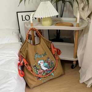 กระเป๋าช้อปปิ้งสะพายไหล่ผู้หญิงลายการ์ตูนปักผ้าไนลอนแบบพกพาใหม่สำหรับฤดูร้อน  ความจุเยอะ  ปิดด้วยเชือก  แฟชั่น  รับสั่งทำ - Product Image 6