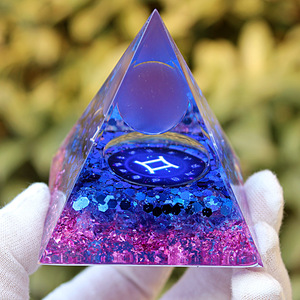 Pyramide en résine de cristal Gemini, ornement de bureau à domicile, décoration Feng Shui, cadeau - Product Image 1