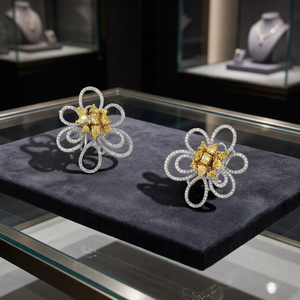 Boucles d'oreilles clous fleur en or 18 carats et diamants, luxe pour femme, à porter au quotidien - Product Image 2