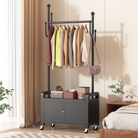 Cintres contemporains en métal et fer pour vêtements d'enfants avec logo personnalisé et système de rangement pour la lessive et la présentation de mode