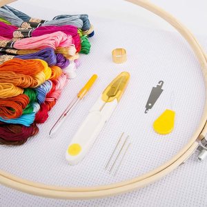<span class=keywords><strong>Kit</strong></span> de bordado incluye 50 colores bordado hilos de <span class=keywords><strong>coser</strong></span> 5 piezas de plástico aros de bordado Cruz puntada herramienta - Product Image 2