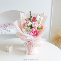 Abgeschlossene handgemachte künstliche Gänseblümchen Tulpe Lavendel Lily Nelke Rose Flower Crochet Flower Bouquet