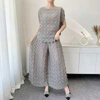 Ensemble plissé deux pièces pour femme – Vente en gros – Ensemble deux pièces plissé à bulles géométriques 3D en relief