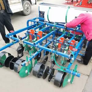 Semoir d'arachides monté sur tracteur avec application d'engrais organique intégrée Semoirs de pose de paillis plastique Transplanteurs Produit - Product Image 6