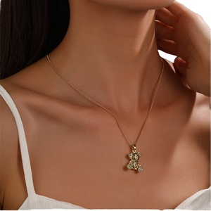 Collar de oso de peluche chapado en oro, pendientes de circonita cúbica y rubí de moda con diseño de oso, para alivio de la ansiedad, regalo para fiestas, hechos principalmente de aleación - Product Image 1