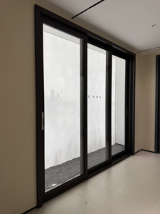 Puerta Corredera Moderna Europea de Aluminio, Perfil Delgado, 3 Rieles, Aislamiento Acústico, Doble Acristalamiento Templado para Jardín - Product Image 3