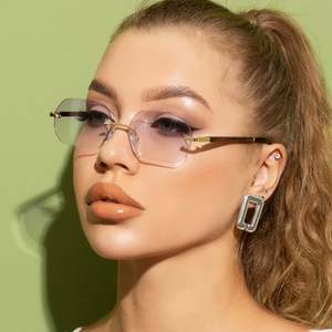 Lunettes de soleil polygonales petites et tendance sans monture avec logo personnalisé, verres dégradés, protection UV400 pour femmes - Product Image 3