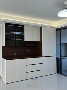 Aparador de <span class=keywords><strong>Comedor</strong></span> Moderno Minimalista de Madera con Iluminación LED Integrada, Vitrina de Vidrio, Diseño Modular sin Tiradores - Product Image 6