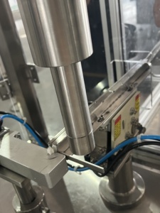 Máquina Automática de Llenado y Tapado de Dosis Pequeñas de Plástico para Bebidas, Mesoterapia, Gel, Aceite, Pegamento, Jeringas Prellenadas de Alta Precisión - Product Image 3