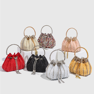 <span class=keywords><strong>Borsa</strong></span> a tracolla da donna alla moda con catena, <span class=keywords><strong>borsa</strong></span> da sera con <span class=keywords><strong>perle</strong></span>, <span class=keywords><strong>borsa</strong></span> a secchiello con strass e nappe - Product Image 1