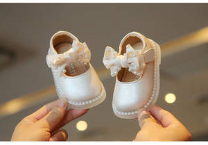 Chaussures pour petite fille rétro en cuir blanc avec nœud et perles, modèle printemps-automne, vente en gros - Product Image 3
