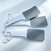 Râpe à pieds en sable noir lavable, lime à pédicure, grattoir à pieds à manche en plastique courbé, éliminateur de peaux mortes, outil de soin des pieds pour salon et maison
