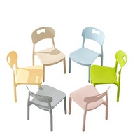 Chaise en plastique empilable écologique pour enfants, épaisse et multicolore, idéale pour la maternelle, les cours de soutien scolaire, la formation, la salle à manger et l'étude – Vente directe usine