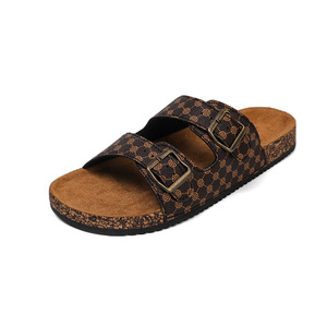 Vente en gros de nouvelles pantoufles souples pour hommes en cuir synthétique avec semelle en PVC, à porter avec une robe de plage, sortie d'usine - Product Image 2