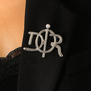 <span class=keywords><strong>Broche</strong></span> de <span class=keywords><strong>luxe</strong></span> à lettres tendance - Accessoire polyvalent pour manteau, costume, pull - Product Image 3