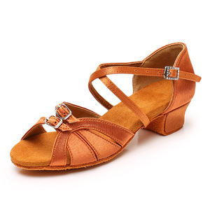 <span class=keywords><strong>Scarpe</strong></span> <span class=keywords><strong>da</strong></span> <span class=keywords><strong>ballo</strong></span> latine Cha Cha <span class=keywords><strong>da</strong></span> bambina con fondo morbido e <span class=keywords><strong>tacco</strong></span> <span class=keywords><strong>basso</strong></span> in pelle resistente in plastica per bambini <span class=keywords><strong>scarpe</strong></span> <span class=keywords><strong>da</strong></span> <span class=keywords><strong>ballo</strong></span> resistenti all'usura - Product Image 3