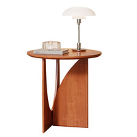 Table d'appoint ronde moderne en bois avec base sculpturale incurvée, table d'appoint autoportante pour salon et chambre à coucher