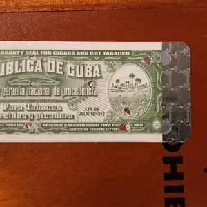 Étiquette <span class=keywords><strong>de</strong></span> garantie vintage pour boîte à cigares cubains, gaufrée, impression 7 x 2,5 pouces, tampons verts. - Product Image 3