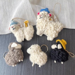 Porte-clés en feutre de laine fait main en forme de petit agneau, modèle JRA, pour couple, moderne et tridimensionnel - Product Image 1