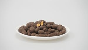 Chocolat noir enrobé de matcha et <span class=keywords><strong>d</strong></span>'amandes en gros, certifié Halal, emballage personnalisé, en-cas de fèves enrobées de chocolat, <span class=keywords><strong>prix</strong></span> de gros - Product Image 4