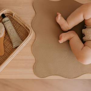 Tapis à langer portable en cuir végan pliable avec logo personnalisé pour bébé coussin de couche essuyable imperméable pour enfant pour les voyages en pépinière - Product Image 5