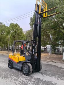 Chariot élévateur TCM de 3 tonnes avec mât à 3 sections, levée de 6 mètres, équipé d'un moteur Isuzu, puissant et facile à utiliser - Product Image 4