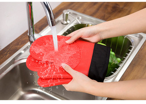 Gants en silicone résistant à la <span class=keywords><strong>chaleur</strong></span> de style pointillé pour la cuisson du <span class=keywords><strong>barbecue</strong></span> et du four à micro-ondes Mitaines de cuisine pour <span class=keywords><strong>barbecue</strong></span> - Product Image 4