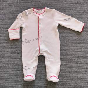 Ensemble chapeau et barboteuse unisexe pour nouveau-né, blanc, personnalisable avec monogramme, à boutons dissimulés, bordure picot et bordure festonnée, avec patte de pied - Product Image 3