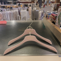 Leichte rosa Samt Kunststoff beflockte Kleiderbügel Hemden Kleiderbügel Platzsparende benutzer definierte rutsch feste Kleiderbügel für den Laden