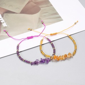 <span class=keywords><strong>Bracelet</strong></span> bohème fait main en cristal de guérison, copeaux de pierres précieuses irrégulières de 5 à 7 mm et perles rondes facettées de 3 mm, réglable avec un espaceur en boule dorée - Product Image 3