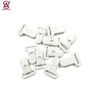 Clip de fixation pour sucette en plastique personnalisé OEM, haute résistance, support de sucette pour bébé, fabrication économique pour accessoires de vêtements de bébé à accrocher à une sangle