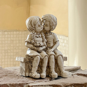 Linda Escultura Decorativa de Pareja Besándose, Hecha a Mano, para Cumpleaños, Adorno de Escritorio, Hecho de Resina Ecológica, Estilo Art <span class=keywords><strong>Deco</strong></span> para el <span class=keywords><strong>Hogar</strong></span> - Product Image 1