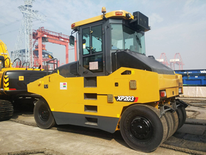 Rouleau à pneus XP263 de 26 tonnes intégrant un système d'arrosage intelligent pour éviter l'adhérence du mélange d'asphalte sur la surface du tambour - Product Image 5