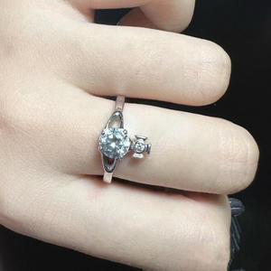 Bague Vivienne tendance simple à quatre griffes, petite planète, zircone cubique, alliage plaqué or, bijoux de luxe élégants pour le quotidien, pour femme - Product Image 3