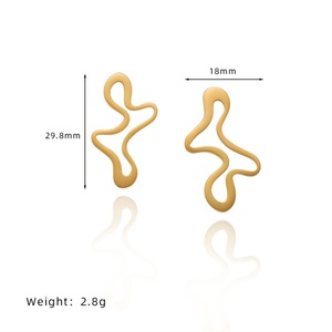 Boucles d'oreilles minimalistes étanches en acier inoxydable plaqué or, clous d'oreilles géométriques irréguliers et creux - Product Image 1