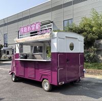 Camion de nourriture mobile de style français rétro classique, chariot à café, hot-dogs et glaces pour la vente de nourriture de rue en extérieur