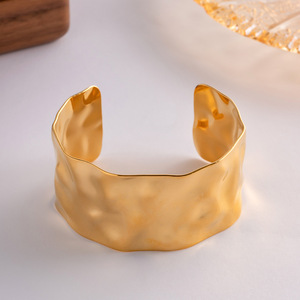Bracelet large de style européen en acier inoxydable plaqué or 18 carats, design géométrique, bijoux unisexe fabriqués à Yiwu - Product Image 5