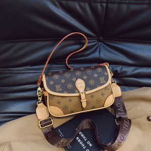 Sac carré en PU de haute qualité à motif géométrique. L'intérieur est doublé d'une fermeture éclair. Il convient à un usage quotidien.186 - Product Image 4