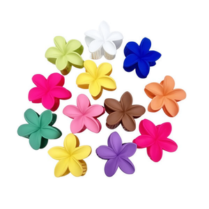 Fermaglio per capelli Frosted Frangipani a forma di fiore da 8 cm per donne e ragazze - Product Image 1