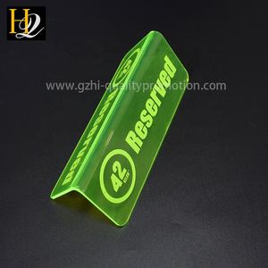 علامة طاولة محجوزة من الاكريليك الأخضر الفلورسنت على شكل حرف V على الموضة من المورد في قوانغتشو مع نقش الشعار - Product Image 5