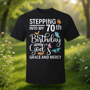 Camiseta Promocional Personalizable: Entrando en mi 70.º Cumpleaños con la Gracia y la Misericordia de Dios - Product Image 3